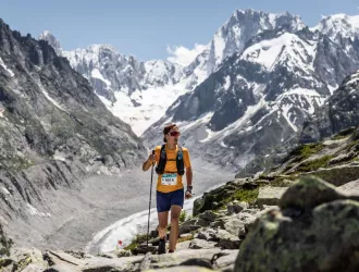 Coureur devant la mer de glace 