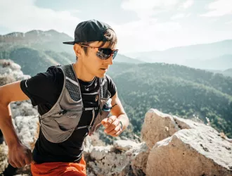 Coureur qui porte des lunettes de soleil Julbo