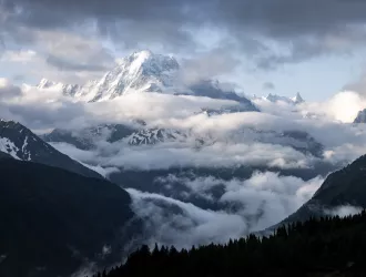 montagne avec nuages