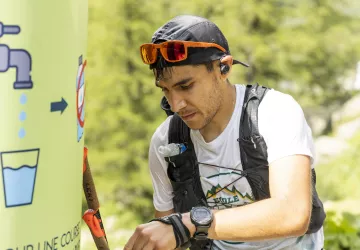 Coureur se servant de l'eau