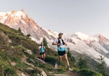 coureurs devant le glacier des Bossons