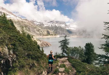 Coureuse devant lac d'Emosson