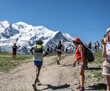 Des accompagnants applaudissent les coureurs en pleine course