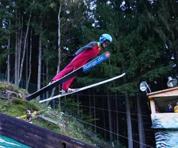 Sportif qui effectue un saut à ski