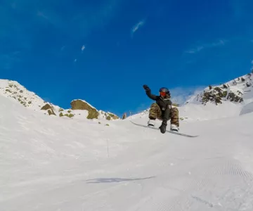 Snowboardeur en pleine action sur une piste enneigée 