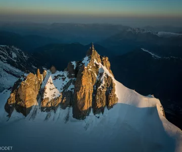 Photo d'un pic avec le soleil rasant