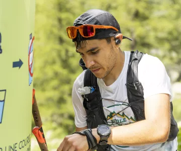 Coureur se servant de l'eau